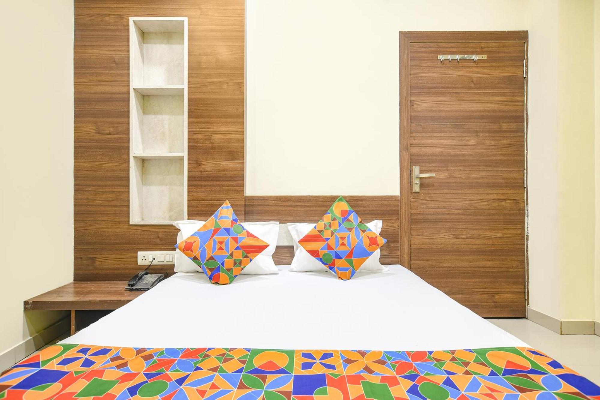 Fabexpress Blue Star Hotell Ujjain Eksteriør bilde